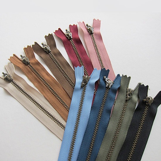 โรงงานซิปสำเร็จรูป - บริษัท ซิปโลตัส จำกัด - ขายส่งซิปสำเร็จรูป